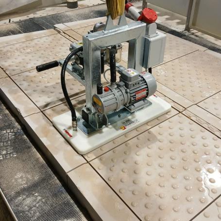 Déchargement de dalles podotactives à la ventouse