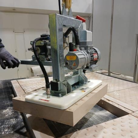 Levage de dalle podotactive en pierre avec ventouse