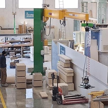 Potence articulée motorisée chez batiement associé