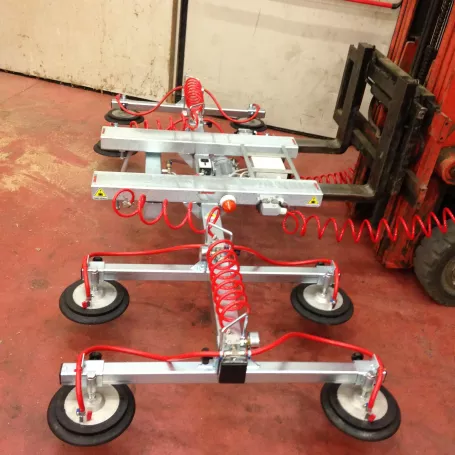 Palonnier à ventouses téléscopique avec foureaux pour fourches de chariot élévateur