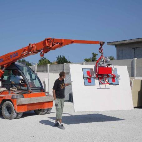 Palonnier à ventouses autonome sur batteries pour la manutention de tranches de pierre marbre et granit