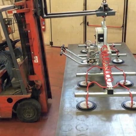 Palonnier à ventouses autonome pour la manutention de toles au chariot élévateur