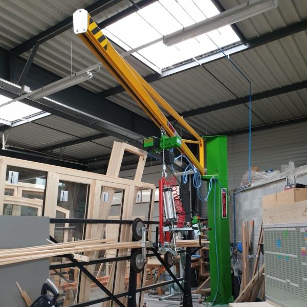 Poste de travail avec potence de levage et palonnier à ventouses pour le verre