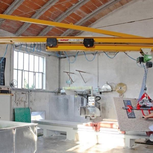 Potence de levage sur fût à flèche articulée