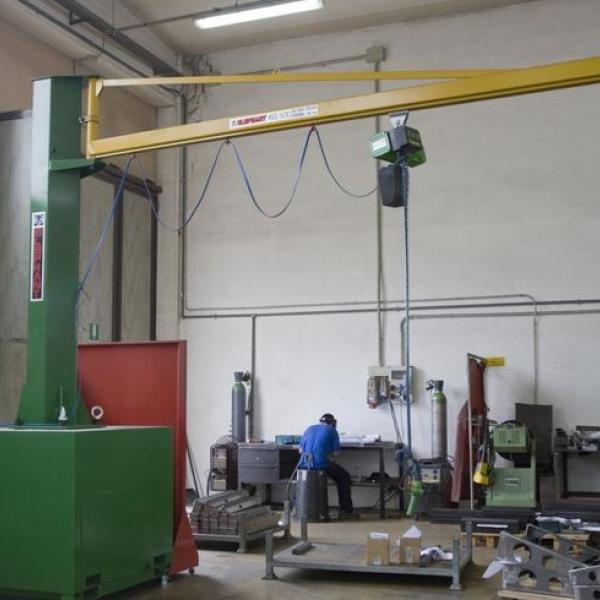 Potence de levage mobile sur socle béton